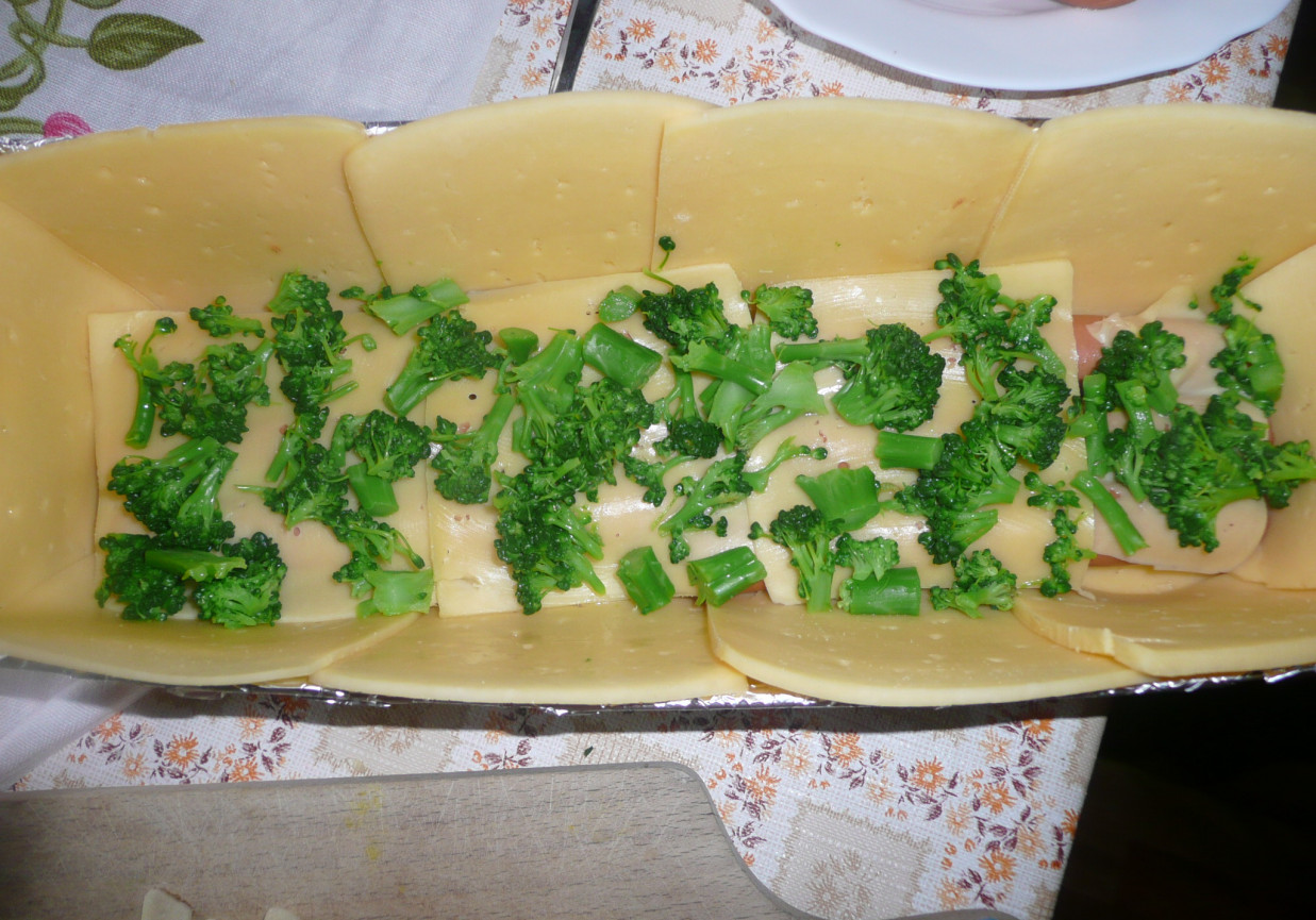 Zapiekane parówki z serm i brokułami foto