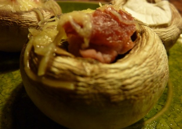 Fotografia przedstawiająca Zapiekane pieczarki z kaparami, szynką i serem żółtym