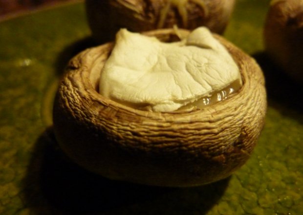 Fotografia przedstawiająca Zapiekane pieczarki z serem pleśniowym i żurawiną