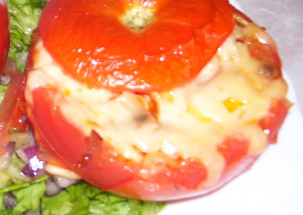 Fotografia przedstawiająca zapiekane pomidory na przystawkę