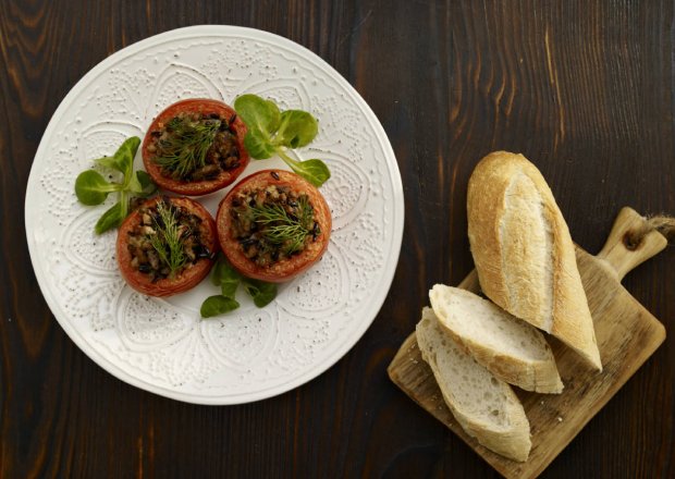 Fotografia przedstawiająca Zapiekane pomidory nadziewane mięsem i oliwkami