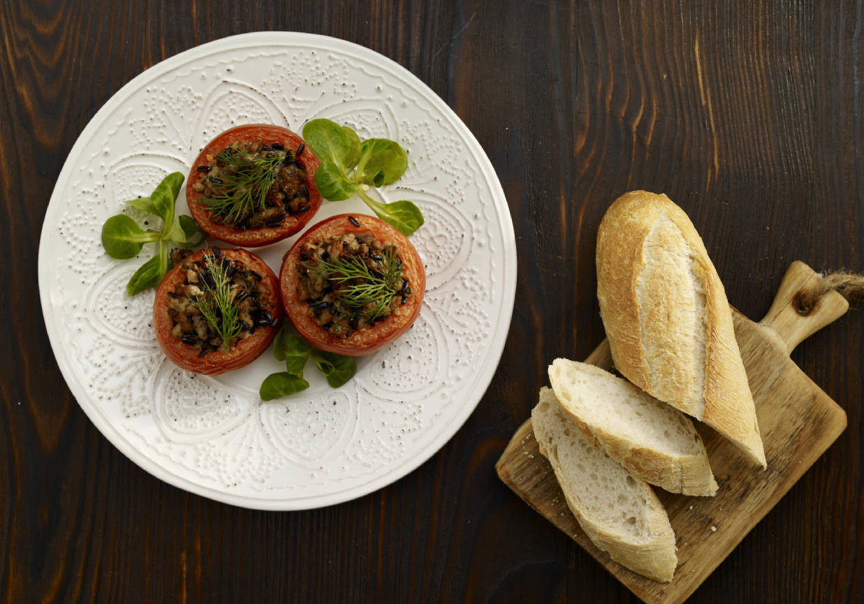 Zapiekane pomidory nadziewane mięsem i oliwkami foto