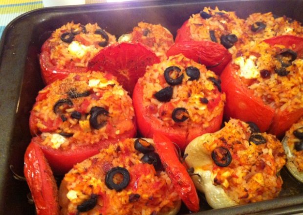 Fotografia przedstawiająca Zapiekane pomidory nadziewane ryżem z oliwkami i fetą