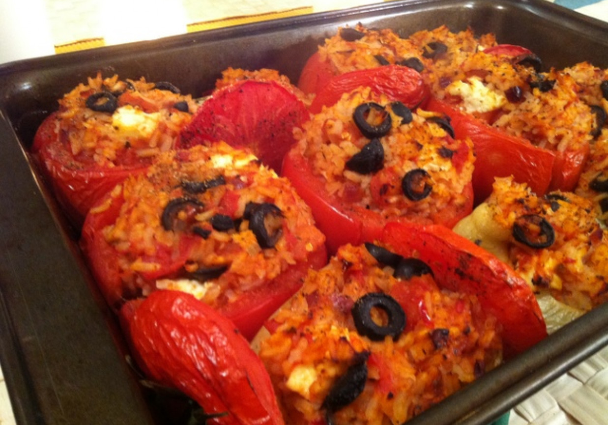 Zapiekane pomidory nadziewane ryżem z oliwkami i fetą foto