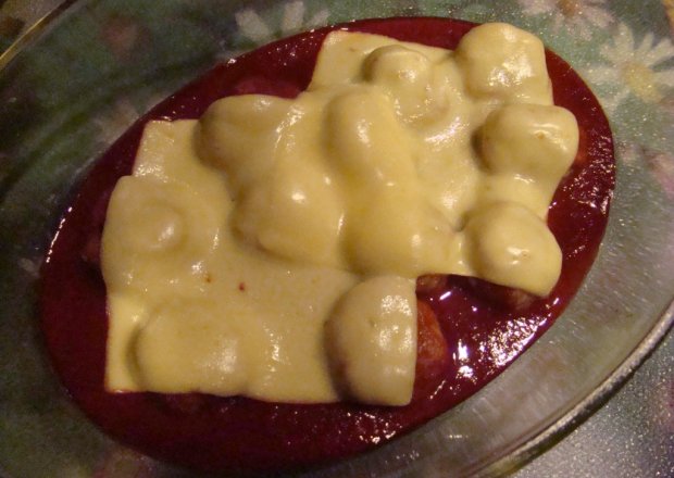 Fotografia przedstawiająca Zapiekane pulpeciki w sosie pomidorowym z żółtym serem