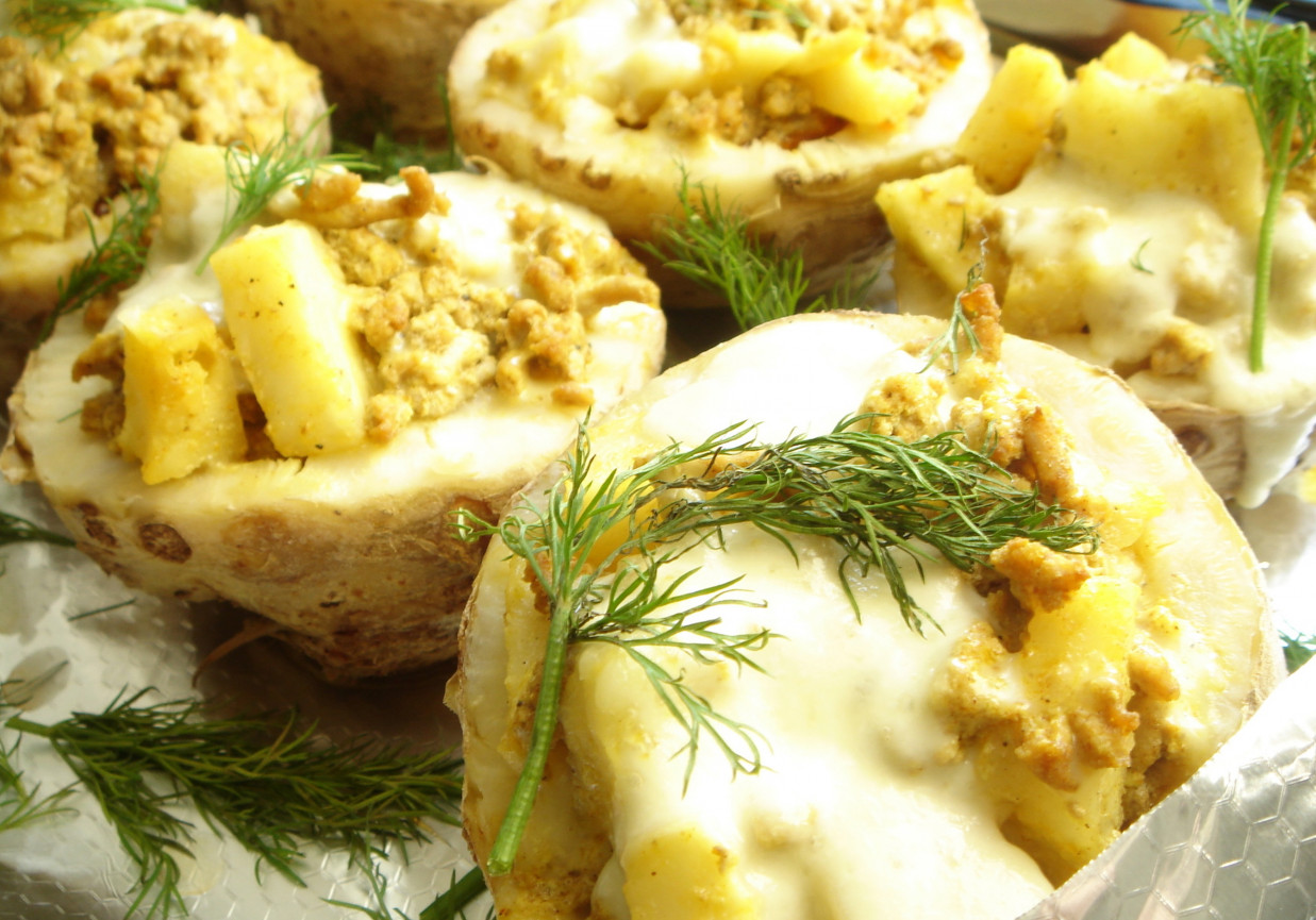 Zapiekane selery faszerowane mięsem i jogurtem foto