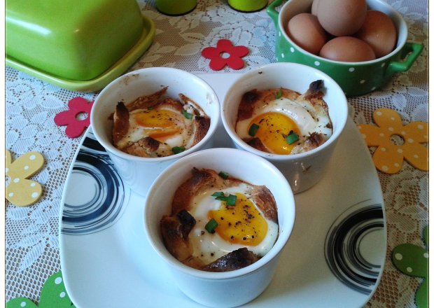 Fotografia przedstawiająca Zapiekane śniadanko czyli jajka w toście