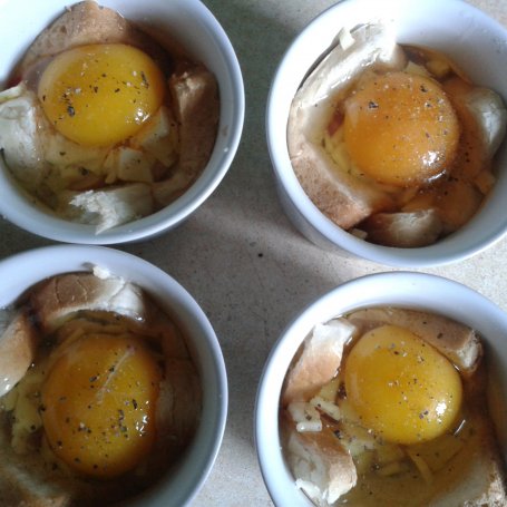 Krok 3 - Zapiekane śniadanko czyli jajka w toście foto