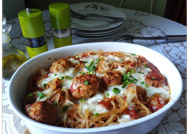 Fotografia przedstawiająca Zapiekane spaghetti z klopsikami