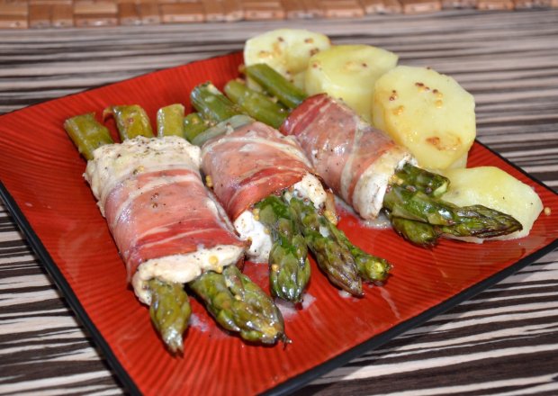 Fotografia przedstawiająca Zapiekane szparagi z kurczakiem, szynką szwarcwaldzką i ziemniakami