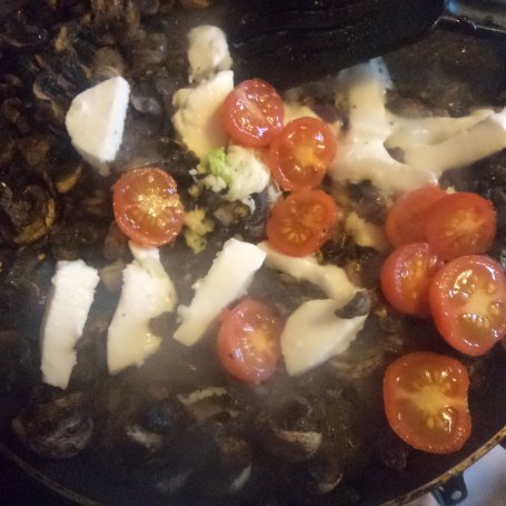 Krok 4 - Zapiekane tosty z pieczarkami, mozzarellą, pomidorkami  i czerwoną cebulką:) foto