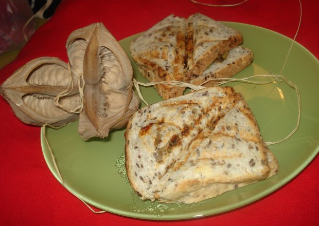 Fotografia przedstawiająca Zapiekane tosty z pieczarkami, selerem naciowym i pomidorem