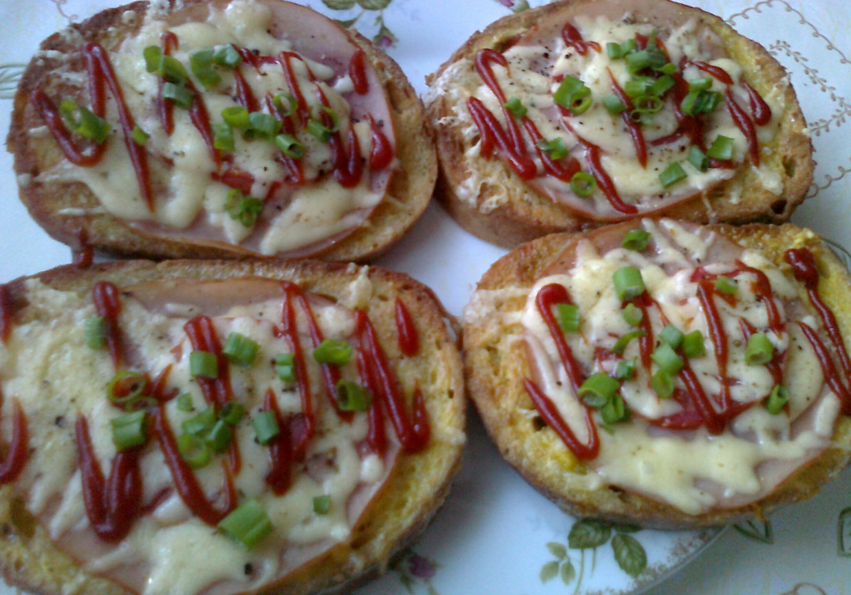 Zapiekane tosty z serem i kiełbasą foto
