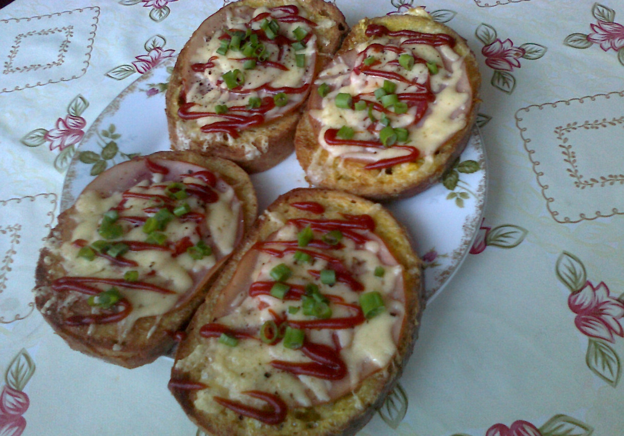 Zapiekane tosty z serem i kiełbasą foto