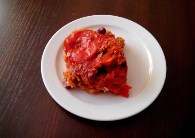 Fotografia przedstawiająca Zapiekane warzywa z dodatkiem piersi z kurczaka w sosie pomidorowo - ketchupowym