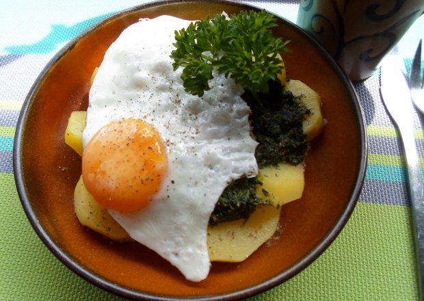 Fotografia przedstawiająca Zapiekane ziemniaki pod szpinakiem i jajem
