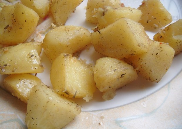 Fotografia przedstawiająca Zapiekane ziemniaki z bukietem ziół