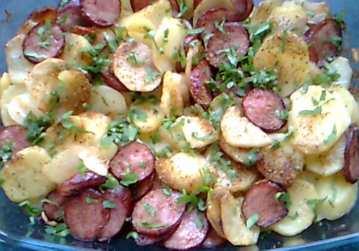Zapiekane ziemniaki z kiełbasą foto