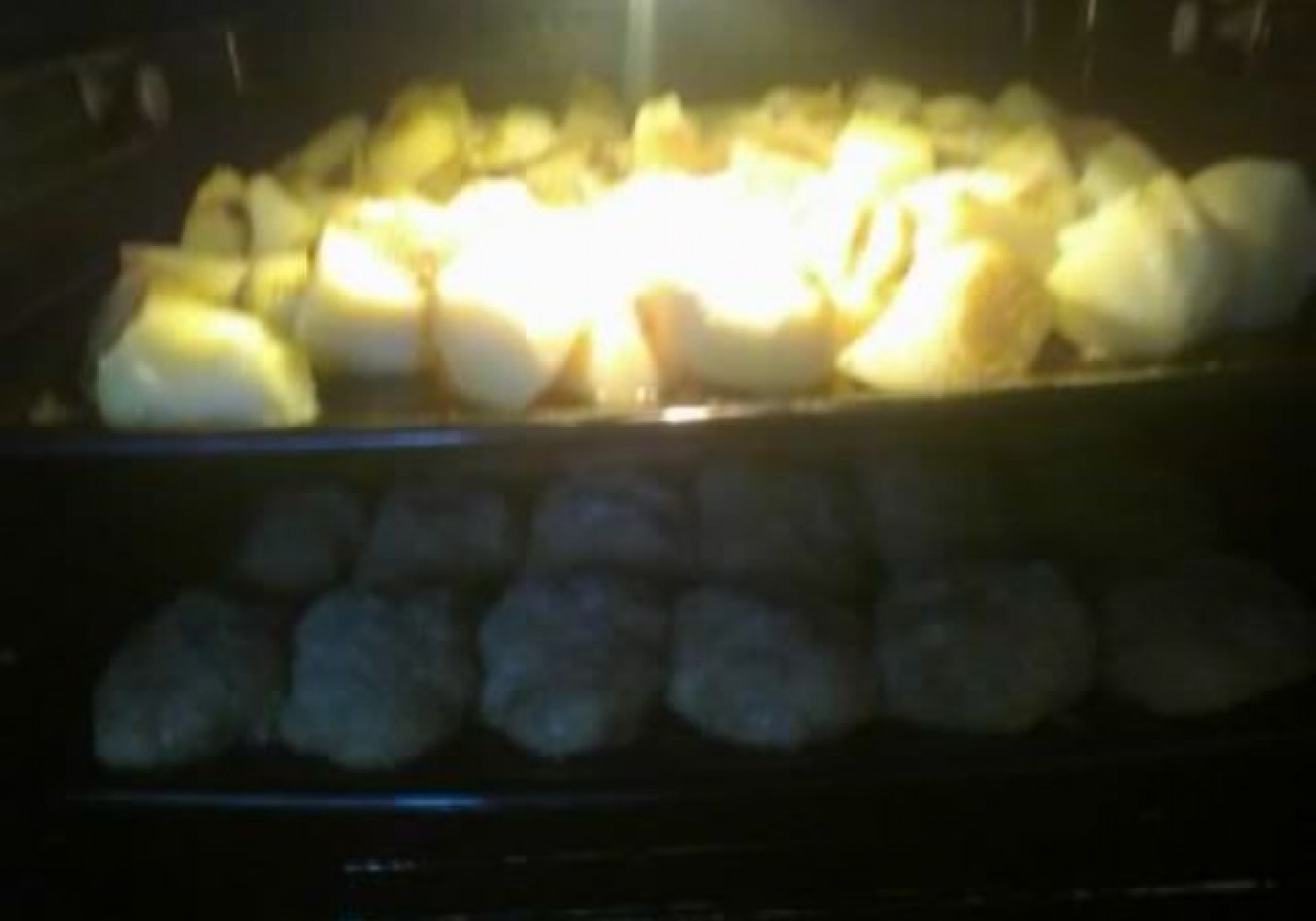 Zapiekane ziemniaki z kotletem mielonym foto