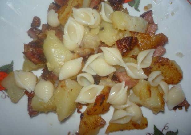Fotografia przedstawiająca Zapiekane ziemniaki z makaronem