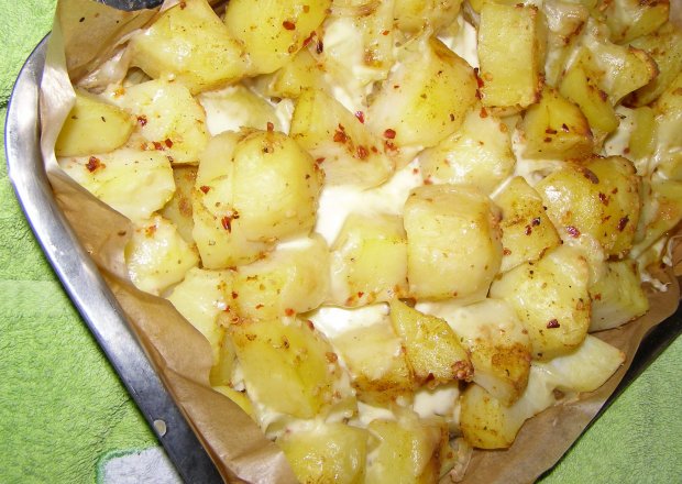 Fotografia przedstawiająca zapiekane ziemniaki z olejami smakowymi i mozzrellą...