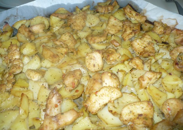 Fotografia przedstawiająca Zapiekane ziemniaki z piersią z kurczaka