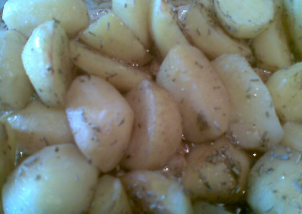 Fotografia przedstawiająca zapiekane ziemniaki z rozmarynem