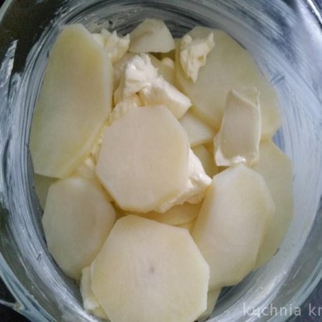 Krok 2 - Zapiekane ziemniaki z serkiem topionym  foto