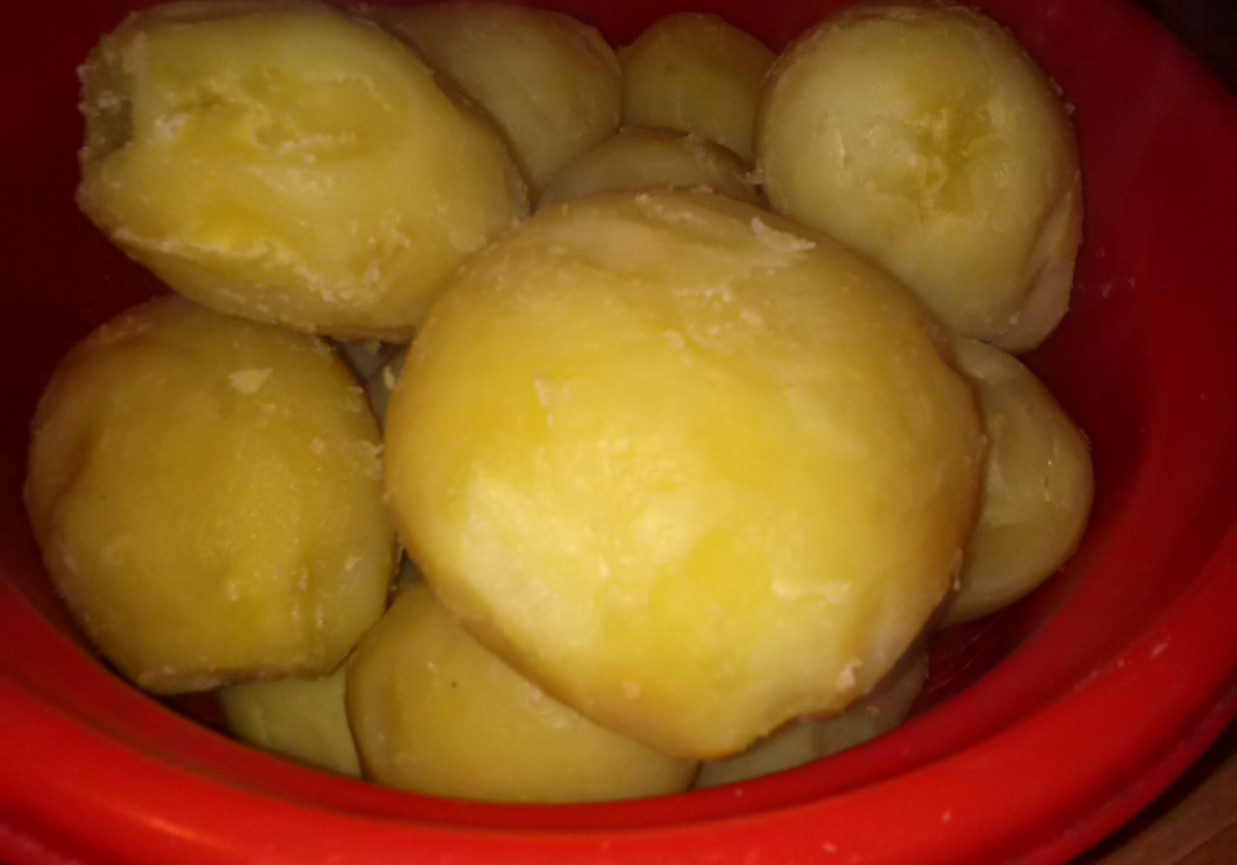 Zapiekane ziemniaki z sosem czosnkowym foto