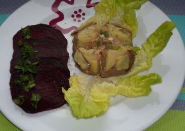 Fotografia przedstawiająca Zapiekane ziemniaki z szynką i brokułami