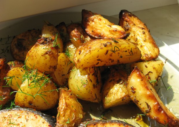 Fotografia przedstawiająca Zapiekane ziemniaków ćwiartki