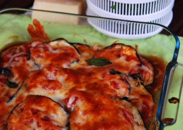 Fotografia przedstawiająca zapiekanka a’la lazania z bakłażana z sosem z pomidorów