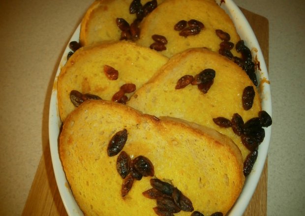 Fotografia przedstawiająca Zapiekanka chlebowa na słodko z jagodami goji.