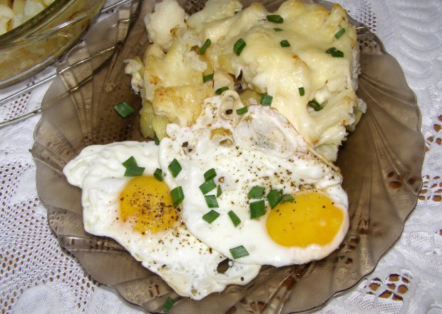 Fotografia przedstawiająca zapiekanka kalafiorowo ziemniaczana z jajkiem sadzonym na obiad...