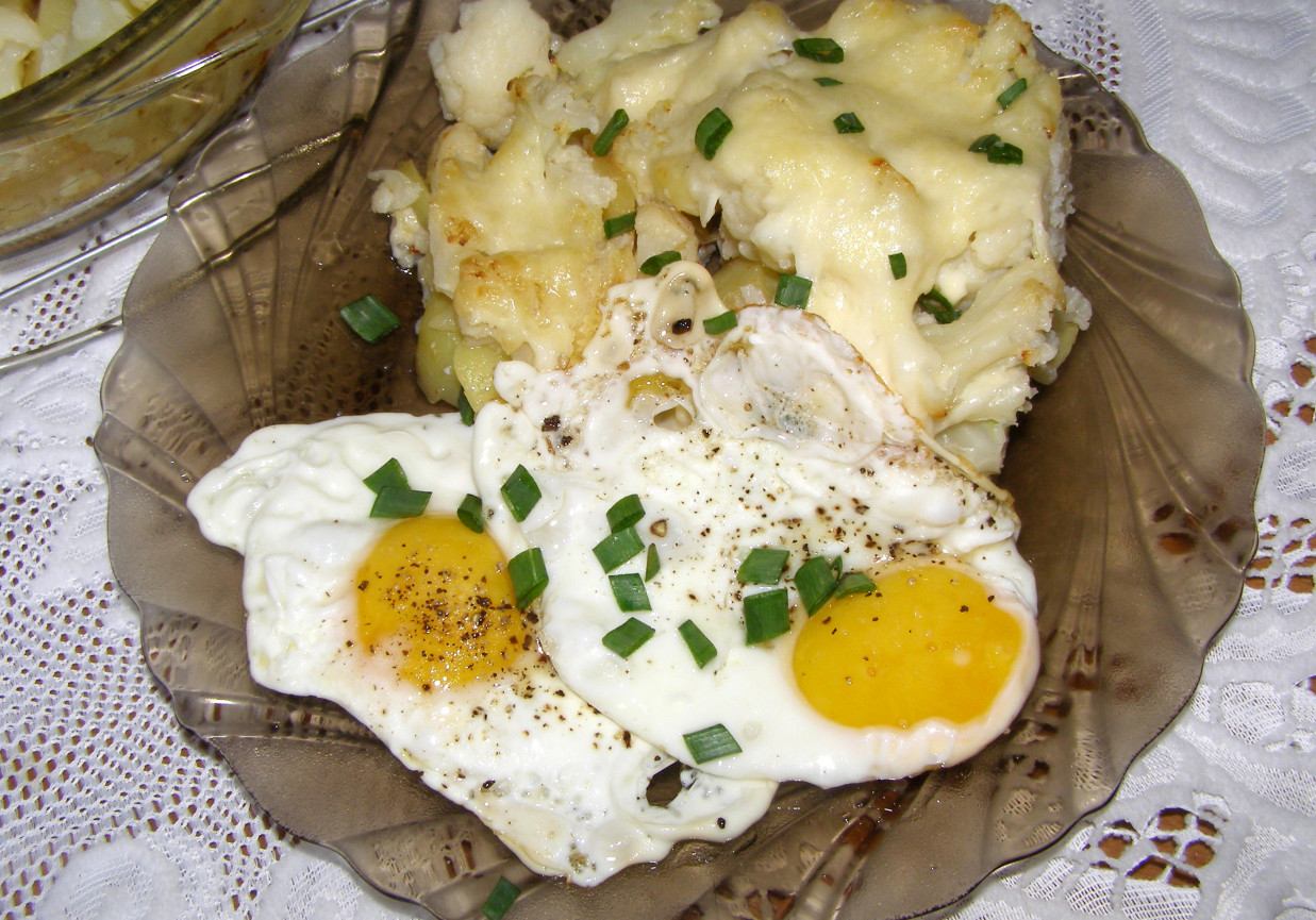 zapiekanka kalafiorowo ziemniaczana z jajkiem sadzonym na obiad... foto