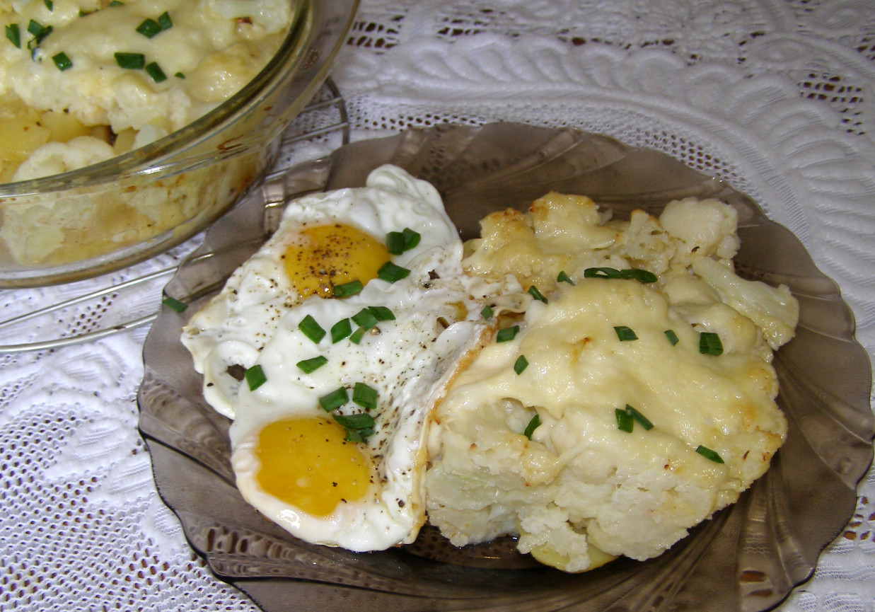 zapiekanka kalafiorowo ziemniaczana z jajkiem sadzonym na obiad... foto