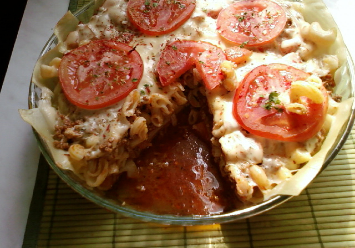 Zapiekanka makaronowa po bolońsku z pomidorami foto