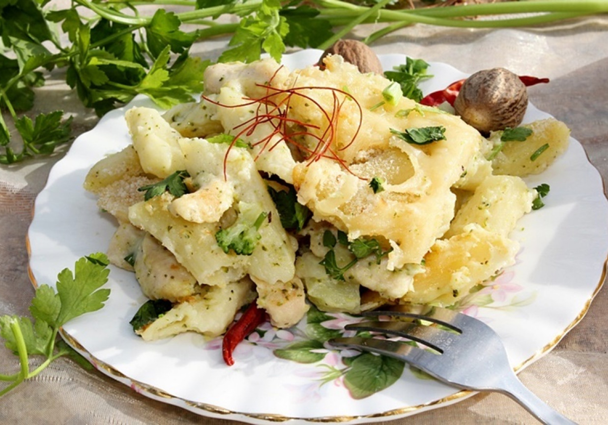 Zapiekanka makaronowa z brokułem, serem i piersią z kurczaka  foto