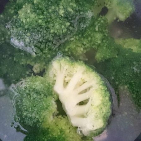 Krok 2 - Zapiekanka makaronowa z brokułem, serem i piersią z kurczaka foto