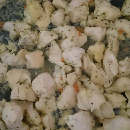 Krok 3 - Zapiekanka makaronowa z brokułem, serem i piersią z kurczaka foto