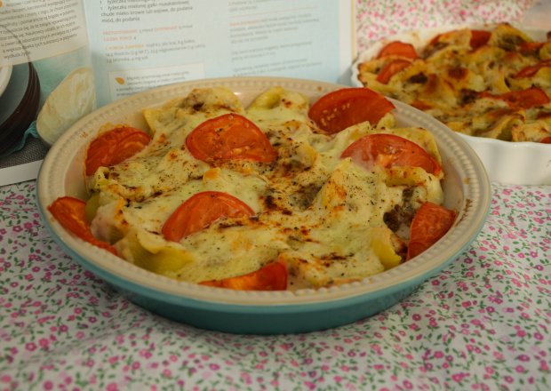 Fotografia przedstawiająca zapiekanka makaronowa z cukinią, bakłażanem i czerwonym pesto w beszamelu i mozzarelli