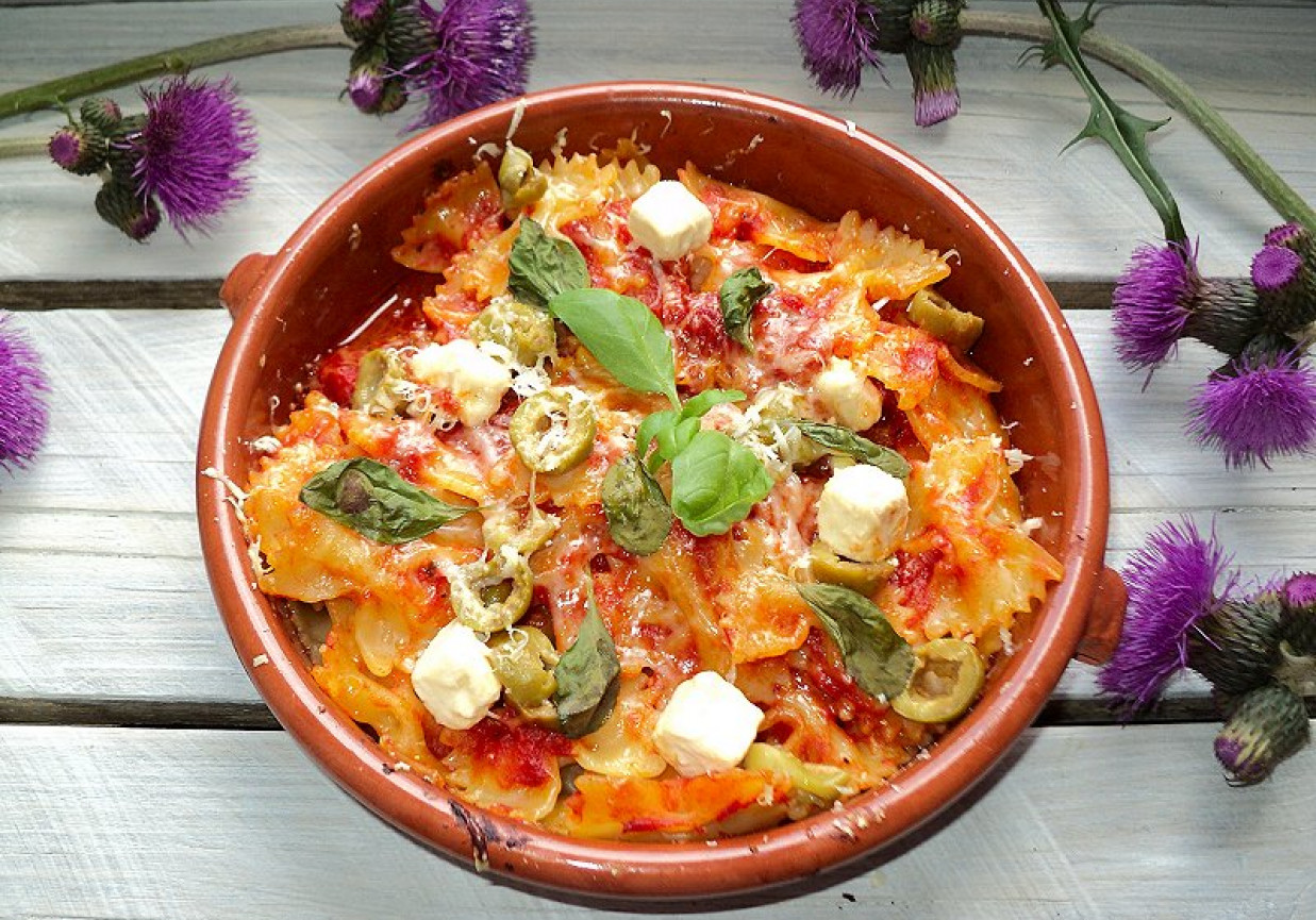 Zapiekanka makaronowa z fetą i oliwkami w pesto pomidorowym foto