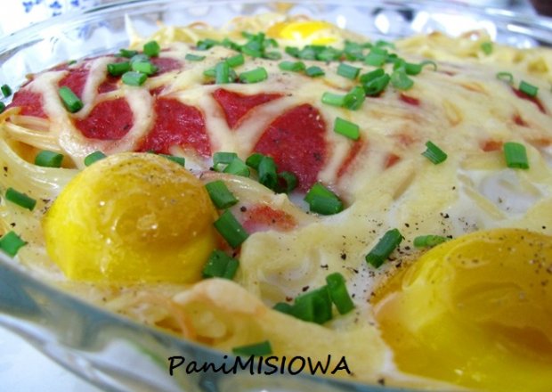 Fotografia przedstawiająca Zapiekanka makaronowa z jajkami i sosem pomidorowym