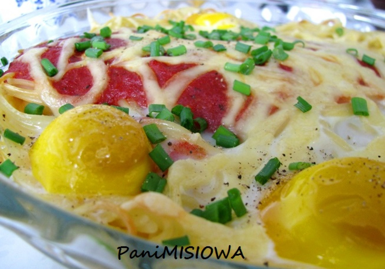 Zapiekanka makaronowa z jajkami i sosem pomidorowym foto