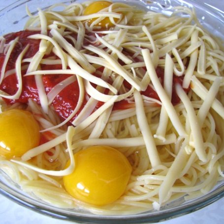 Krok 2 - Zapiekanka makaronowa z jajkami i sosem pomidorowym foto
