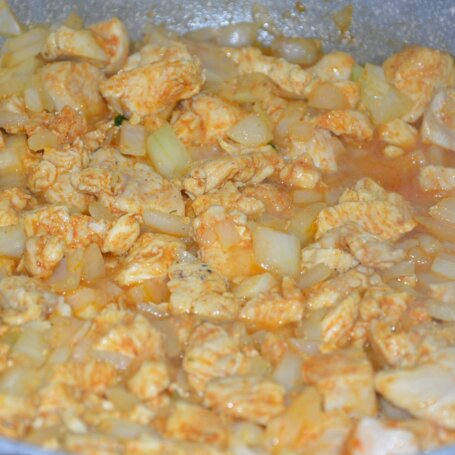 Krok 2 - Zapiekanka makaronowa z kurczakiem i papryką w sosie serowym foto