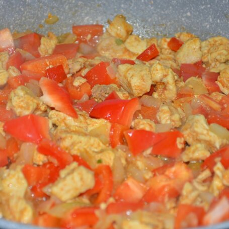 Krok 3 - Zapiekanka makaronowa z kurczakiem i papryką w sosie serowym foto