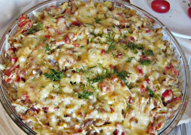Fotografia przedstawiająca Zapiekanka makaronowa z kurczakiem i serami