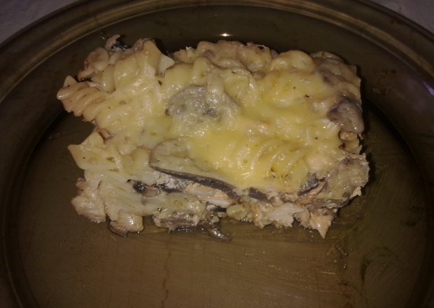Fotografia przedstawiająca Zapiekanka makaronowa z kurczakiem