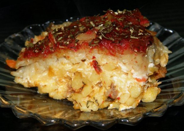Fotografia przedstawiająca Zapiekanka makaronowa z mięsem i sosem śmietanowym